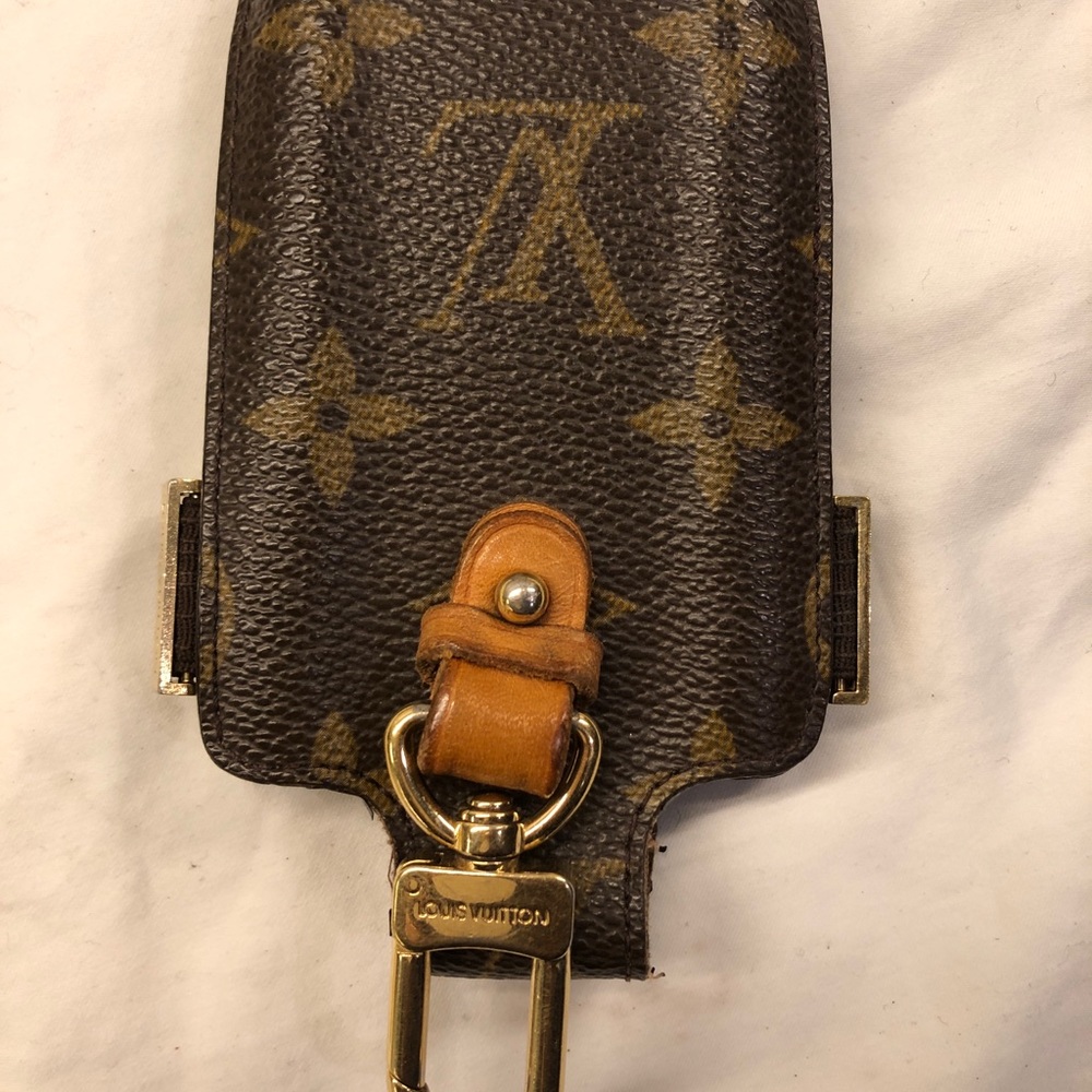 Louis Vuitton small phone, case worn for 4 yrs used to fit a flip phone. 🤦🏿‍♀️